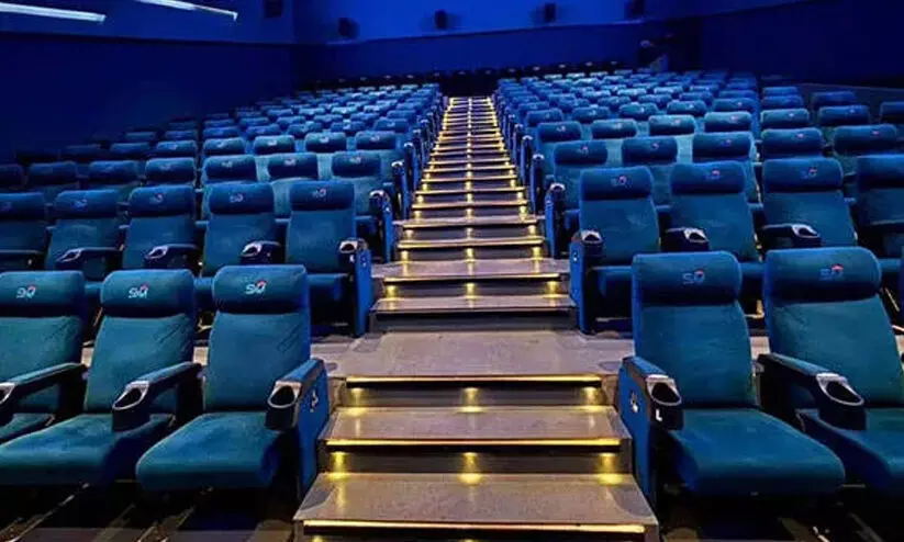 സെക്കൻഡ് ഷോക്കെത്തിയ മാതാപിതാക്കൾ കുട്ടിയെ മറന്നു; ഓർത്തത് മറ്റൊരു തിയറ്ററിലെത്തി സിനിമ ഇടവേള ആയപ്പോൾ