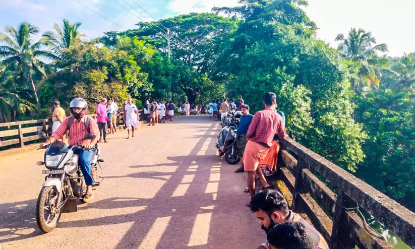പുഴയിലേക്ക് ചാടിയുള്ള ആത്മഹത്യ വർധിക്കുന്നു; മുത്താമ്പി പുഴക്ക് സുരക്ഷ വേലി പണിയണം പുഴയിലേക്ക് ചാടിയുള്ള ആത്മഹത്യ വർധിക്കുന്നു; മുത്താമ്പി പുഴക്ക് സുരക്ഷ വേലി പണിയണം