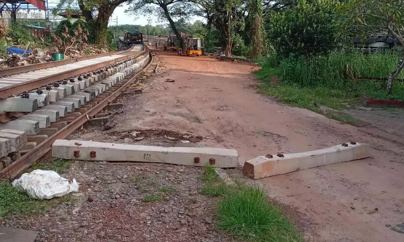 യാത്രക്കാരുടെ വഴിമുടക്കി റെയിൽവേ യാത്രക്കാരുടെ വഴിമുടക്കി റെയിൽവേ