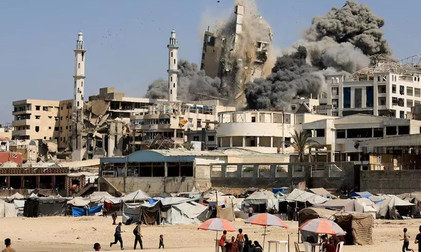 ഗസ്സ കത്തുകയാണെന്ന് ഇസ്രായേൽ: വൻ കരയാക്രമണം ആരംഭിച്ചു ഗസ്സ കത്തുകയാണെന്ന് ഇസ്രായേൽ: വൻ കരയാക്രമണം ആരംഭിച്ചു