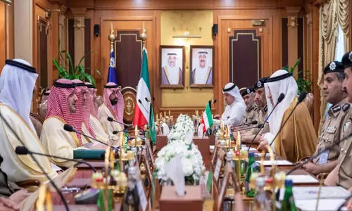 സു​ര​ക്ഷ സ​ഹ​ക​ര​ണം ശ​ക്തി​പ്പെ​ടു​ത്താ​ൻ സൗ​ദി-​കു​വൈ​ത്ത് ധാ​ര​ണ; സൗ​ദി ആ​ഭ്യ​ന്ത​ര മ​ന്ത്രി​യും കു​വൈ​ത്ത് ഉപ​പ്ര​ധാ​ന​മ​ന്ത്രി​യും സു​പ്ര​ധാ​ന ച​ർ​ച്ച​ക​ൾ ന​ട​ത്തി