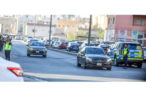 അ​ധ്യ​യ​ന വ​ർ​ഷാ​രം​ഭം: തി​ര​ക്ക്   നി​യ​ന്ത്രി​ച്ച് ട്രാ​ഫി​ക് പൊ​ലീ​സ്