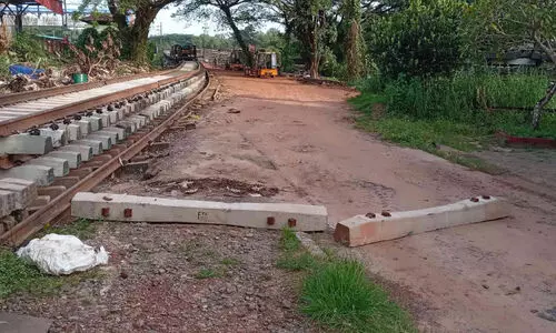 യാത്രക്കാരുടെ വഴിമുടക്കി റെയിൽവേ