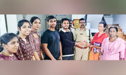 രണ്ടു പവന്റെ മാല തിരികെ നൽകി യുവാക്കൾ രണ്ടു പവന്റെ മാല തിരികെ നൽകി യുവാക്കൾ