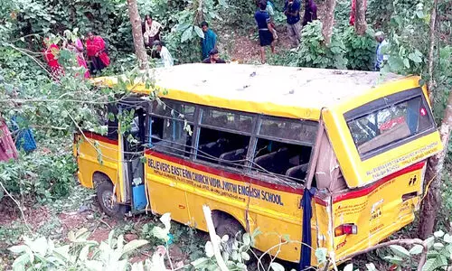 നി​യ​ന്ത്ര​ണം വി​ട്ട്​ സ്കൂൾ ബസ് മറിഞ്ഞു; കുട്ടികൾ അദ്ഭുതകരമായി രക്ഷപ്പെട്ടു