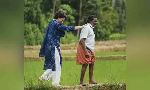 ഇത്രയധികം അർഥ തലങ്ങളുള്ള ചിത്രം അടുത്തകാലത്തൊന്നും കണ്ടിട്ടില്ല; രാഷ്ട്രീയം മാറ്റിവെച്ച് പ്രിയങ്ക ഗാന്ധിയുടെ ചിത്രം പങ്കുവെച്ച് ഡോ. ബി. ഇക്ബാൽ