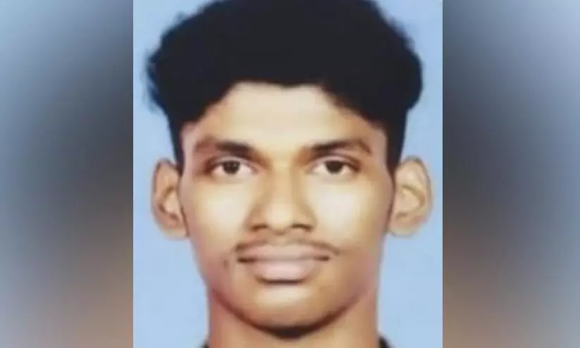 നിർത്തിയിട്ട ട്രെയിനിന് മുകളിൽ കയറി മറുവശത്തെ പ്ലാറ്റ്​ഫോമിലേക്ക്​ കടക്കവേ ഷോക്കേറ്റ വിദ്യാർഥി മരിച്ചു