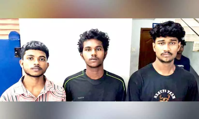 മിനി വാൻ മോഷണക്കേസിലെ പ്രതികൾ പിടിയിൽ മിനി വാൻ മോഷണക്കേസിലെ പ്രതികൾ പിടിയിൽ