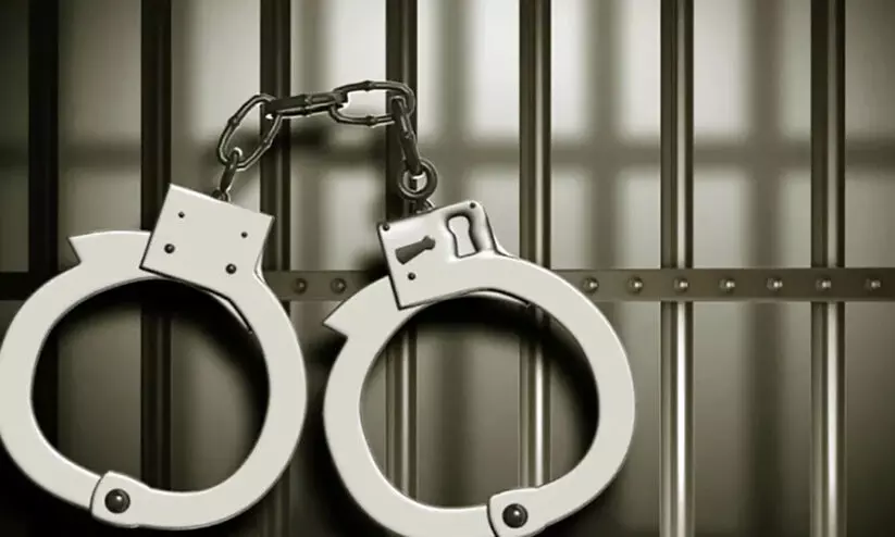 ക​ഞ്ചാ​വ് മി​ഠാ​യി​ക​ളു​മാ​യി യു​വാ​ക്ക​ൾ പി​ടി​യി​ൽ