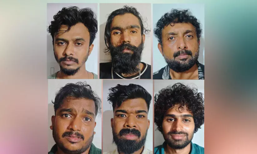 സൗ​ത്ത് പ​ന​മ​ണ്ണ​യി​ൽ​നി​ന്ന് ല​ഹ​രി വ​സ്തു​ക്ക​ളും പ​ട​ക്ക ശേ​ഖ​ര​വും പി​ടി​ച്ചെ​ടു​ത്ത കേ​സി​ൽ ആ​റു​പേ​ർ അ​റ​സ്റ്റി​ൽ