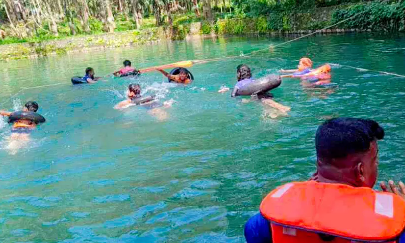വിദ്യാർഥികൾക്ക് നീന്തൽ പരിശീലനവുമായി ട്രോമാകെയർ
