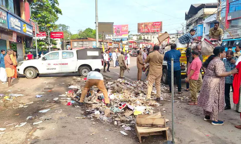 വഴിയോരക്കടകൾ അടൂർ നഗരസഭ ഒഴിപ്പിച്ചു; ട്രാഫിക് നിയന്ത്രണത്തിന്റെയും നഗരസൗന്ദര്യത്തിന്റെയും ഭാഗമായാണ് നടപടി വഴിയോരക്കടകൾ അടൂർ നഗരസഭ ഒഴിപ്പിച്ചു; ട്രാഫിക് നിയന്ത്രണത്തിന്റെയും നഗരസൗന്ദര്യത്തിന്റെയും ഭാഗമായാണ് നടപടി