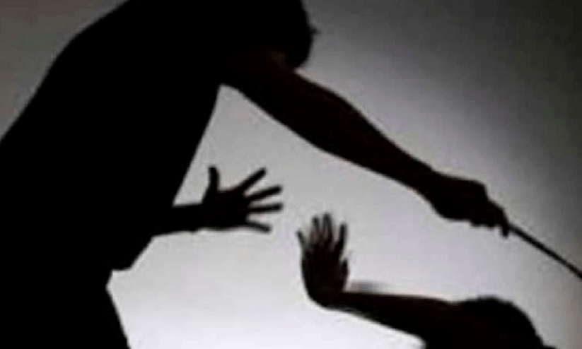 ക്ലാസ്സിൽ മോശമായി പെരുമാറി; ലഞ്ച് ബോക്സ് ഉപയോഗിച്ച് വിദ്യാർഥിയുടെ തലക്കടിച്ച് അധ്യാപിക; സംഭവത്തിൽ തലയോട്ടിക്ക് പൊട്ടൽ ക്ലാസ്സിൽ മോശമായി പെരുമാറി; ലഞ്ച് ബോക്സ് ഉപയോഗിച്ച് വിദ്യാർഥിയുടെ തലക്കടിച്ച് അധ്യാപിക; സംഭവത്തിൽ തലയോട്ടിക്ക് പൊട്ടൽ