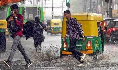 ഇന്നും നാളെയും ഇടിമിന്നലോടു കൂടിയ ഒറ്റപ്പെട്ട അതിശക്തമായ മഴക്ക് സാധ്യത; അഞ്ച് ജില്ലകളിൽ യെല്ലോ അലർട്ട്