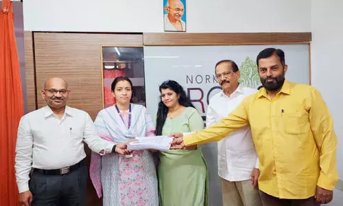 നോ​ർ​ക്ക അ​പേ​ക്ഷ​ക​ൾ കൈ​മാ​റി