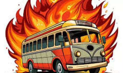 എ​ച്ച്.​എ.​എ​ല്ലി​ന് സ​മീ​പം ബ​സി​ന് തീ​പി​ടി​ച്ചു; യാ​ത്ര​ക്കാ​ര്‍ ത​ല​നാ​രി​ഴ​ക്ക് ര​ക്ഷ​പ്പെ​ട്ടു