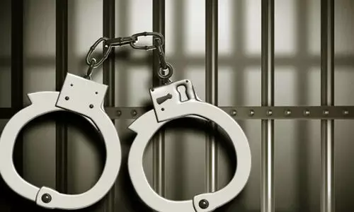 ക​ഞ്ചാ​വ് മി​ഠാ​യി​ക​ളു​മാ​യി യു​വാ​ക്ക​ൾ പി​ടി​യി​ൽ