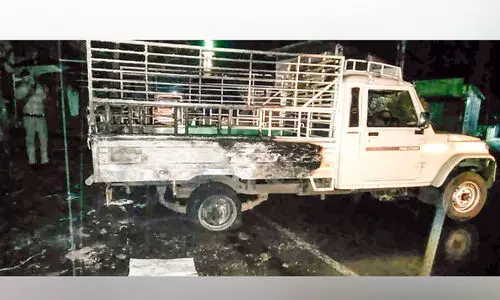 വ്യാപാരസ്ഥാപനവും പിക്അപ് വാനും കത്തിനശിച്ചു