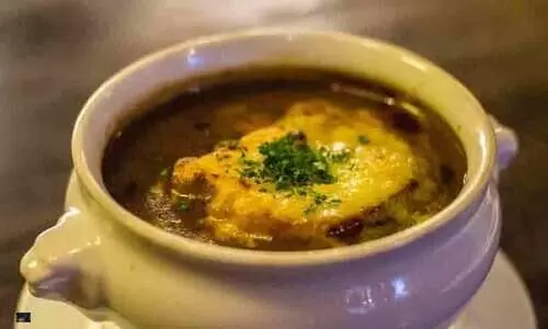 മദ്യപിച്ച് പൂസായ മക്കൾ റസ്റ്റാറന്റിൽ തയാറാക്കി വെച്ച സൂപ്പിൽ മൂത്രമൊഴിച്ചു; മാതാപിതാക്കൾ 2.6 കോടി രൂപ പിഴയടക്കണമെന്ന് ചൈനീസ് കോടതി