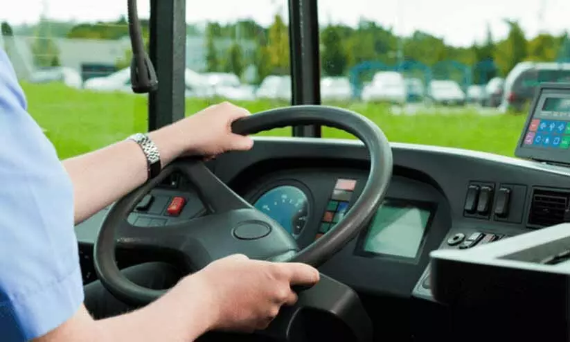 മരണത്തിലും യാത്രികര്ക്ക് സുരക്ഷയൊരുക്കി ബസ് ഡ്രൈവര് മരണത്തിലും യാത്രികര്ക്ക് സുരക്ഷയൊരുക്കി ബസ് ഡ്രൈവര്