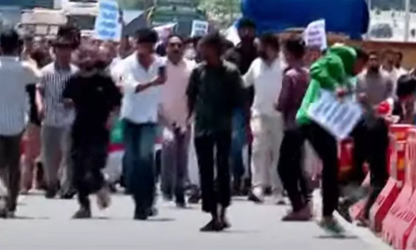 ടോ​ള​ല്ല വി​ഷ​യം, വാ​ട്സ്ആ​പ് ഗ്രൂ​പ്പാ​ണ്..!