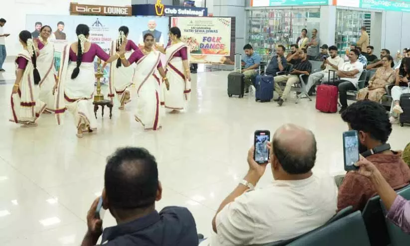 യാത്രക്കാര്ക്ക് വേറിട്ട അനുഭവമായി കരിപ്പൂര് വിമാനത്താവളത്തില് ‘യാത്രി സേവ ദിവസ്’ യാത്രക്കാര്ക്ക് വേറിട്ട അനുഭവമായി കരിപ്പൂര് വിമാനത്താവളത്തില് ‘യാത്രി സേവ ദിവസ്’