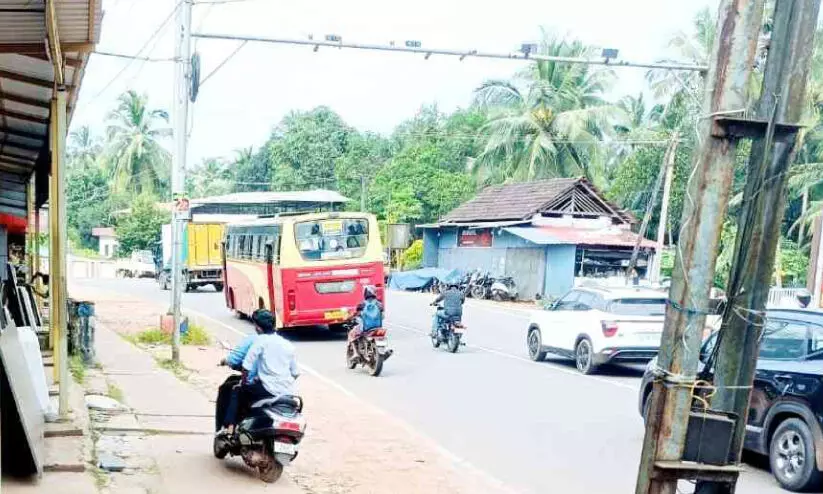 കാമറയിൽനിന്ന് രക്ഷപ്പെടാൻ ഇരുചക്ര വാഹനങ്ങൾ പോകുന്നത് നടപ്പാതയിലൂടെ
