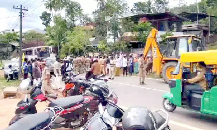 പുറമ്പോക്കിലെന്ന്; വീടുകൾ പൊളിക്കാനുള്ള നീക്കം തടഞ്ഞു പുറമ്പോക്കിലെന്ന്; വീടുകൾ പൊളിക്കാനുള്ള നീക്കം തടഞ്ഞു