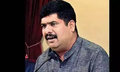 സ്പീ​ക്ക​ർ ഖാ​ദ​ർ പ​ദ​വി​യു​ടെ അ​ന്ത​സ്സ് ക​ള​യ​രു​ത് -കാ​മ​ത്ത് എം.​എ​ൽ.​എ