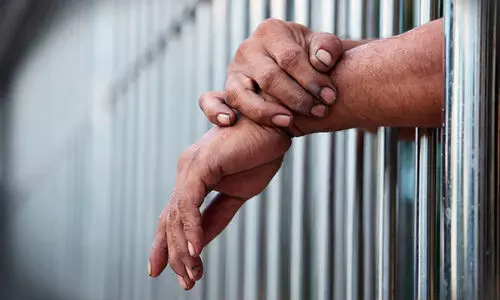 വ്യാ​ജ​രേ​ഖ​ക​ൾ സ​​മ​​ർ​​പ്പി​​ച്ച് പ​ണം ത​ട്ടി​യെ​ടു​ത്ത കേ​സ്; പ​ത്ത് ഉ​ദ്യോ​ഗ​സ്ഥ​ർ​ക്ക് ത​ട​വ് ശി​ക്ഷ