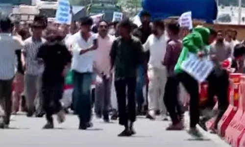 ടോ​ള​ല്ല വി​ഷ​യം, വാ​ട്സ്ആ​പ് ഗ്രൂ​പ്പാ​ണ്..!