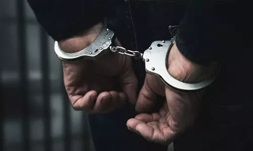 കാ​റി​ന് മു​ക​ളി​ൽ വ​ള്ളം ക​ളി ഡാ​ൻ​സ്; ജീ​വ​ന​ക്കാ​ർ പി​ടി​യി​ൽ