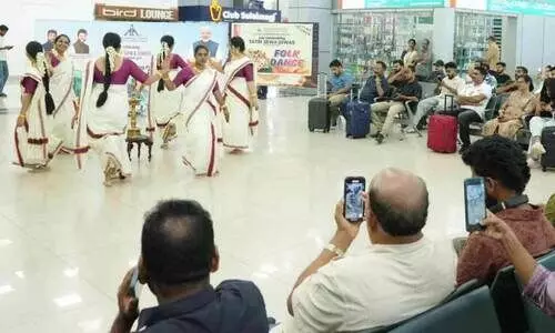 യാത്രക്കാര്ക്ക് വേറിട്ട അനുഭവമായി കരിപ്പൂര് വിമാനത്താവളത്തില് ‘യാത്രി സേവ ദിവസ്’ യാത്രക്കാര്ക്ക് വേറിട്ട അനുഭവമായി കരിപ്പൂര് വിമാനത്താവളത്തില് ‘യാത്രി സേവ ദിവസ്’