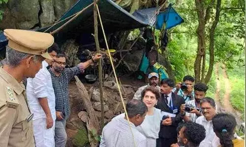 കാ​ല​മി​ത്ര​യാ​യി​ട്ടും വീ​ടി​ല്ല; ജീ​വി​തം താ​ൽ​ക്കാ​ലി​ക ഷെ​ഡു​ക​ളി​ൽ...’  പ്രി​യ​ങ്ക ഗാ​ന്ധി​ക്ക്​ മു​ന്നി​ൽ സ​ങ്ക​ട​ക്കെ​ട്ട​ഴി​ച്ച്​ മാ​ഞ്ചീ​രി​ക്കാ​ർ