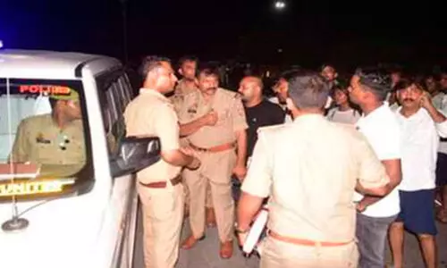 Pole collision,Fatal crash,Same bike,Motorcycle accident,Traffic incident,വാഹനാപകടം, ബൈക്കപകടം, പ്രയാഗ് രാജ്,