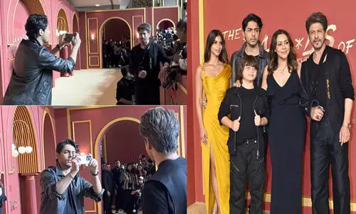 ‘ദി ബാഡ്‌സ് ഓഫ് ബോളിവുഡ്’ പ്രീമിയറിൽ ഫോട്ടോ എടുത്ത് ഷാരുഖ് ഖാൻ, ഫോട്ടോഗ്രഫറായി മകൻ