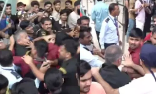 ഐഫോൺ വാങ്ങാൻ ആപ്പിൾ സ്റ്റോറുകൾക്ക് മുന്നിൽ വൻ തിരക്ക്; ആൾക്കൂട്ടത്തെ പിരിച്ചുവിടാൻ ലാത്തിച്ചാർജ് നടത്തി പൊലീസ്