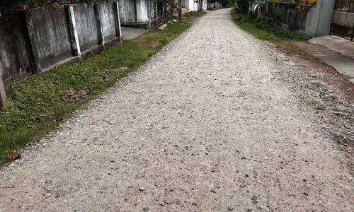 പുനർനിർമിച്ച റോഡിൽ ടാറിങ്​ വൈകുന്നു