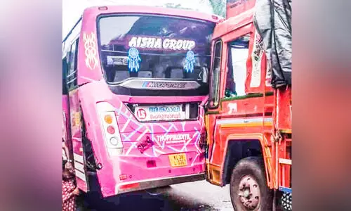 വേങ്ങൂരിൽ ബസിന് പിന്നിൽ ലോറിയിടിച്ച് 12 പേർക്ക് പരിക്ക് വേങ്ങൂരിൽ ബസിന് പിന്നിൽ ലോറിയിടിച്ച് 12 പേർക്ക് പരിക്ക്