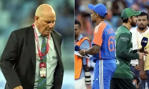 ടോസിന് നാല് മിനിറ്റ് മുമ്പ് മാച്ച് റഫറിക്ക് ബി.സി.സി.ഐയുടെ സന്ദേശം; ഇന്ത്യ -പാക് മത്സരത്തിലെ ഹസ്തദാന വിവാദത്തിൽ കൂടുതൽ വിവരങ്ങൾ പുറത്ത്