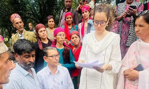 ‘ഇന്നലെ എന്റെ റസ്റ്റോറന്റില് 50 രൂപയുടെ കച്ചവടം മാത്രമാണ് നടന്നത്. എന്റെ വേദന കൂടി മനസ്സിലാക്കൂ’; കരിങ്കൊടി കാണിച്ച ഹിമാചലിലെ പ്രളയ ബാധിതരോട് കങ്കണ ‘ഇന്നലെ എന്റെ റസ്റ്റോറന്റില് 50 രൂപയുടെ കച്ചവടം മാത്രമാണ് നടന്നത്. എന്റെ വേദന കൂടി മനസ്സിലാക്കൂ’; കരിങ്കൊടി കാണിച്ച ഹിമാചലിലെ പ്രളയ ബാധിതരോട് കങ്കണ