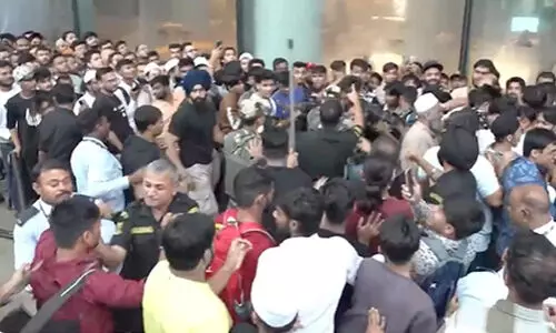 ഐഫോൺ 17 സീരീസിനായി രാത്രി മുതൽ ക്യൂ; തിക്കുംതിരക്കും പൊരിഞ്ഞ തല്ലും, ഒടുവിൽ ലാത്തിച്ചാർജ്...