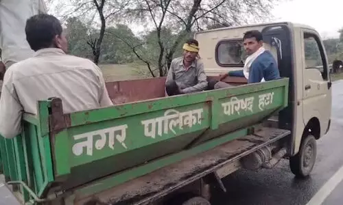 ആംബുലൻസ് നൽകിയില്ല; മധ്യപ്രദേശിൽ മൃതദേഹം കൊണ്ടുപോയത് മാലിന്യം ശേഖരിക്കുന്ന ട്രോളി വാഹനത്തിൽ