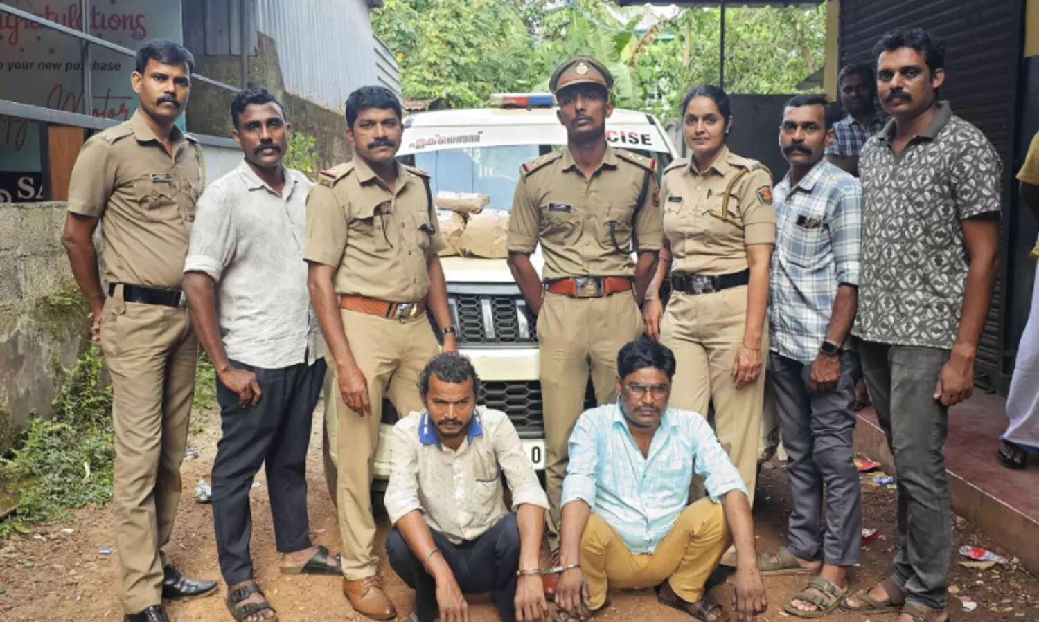 ര​ണ്ട് കി​ലോ ക​ഞ്ചാ​വുമായി ര​ണ്ട് അന്തർസം​സ്ഥാ​ന തൊ​ഴി​ലാ​ളി​ക​ൾ പി​ടി​യി​ൽ