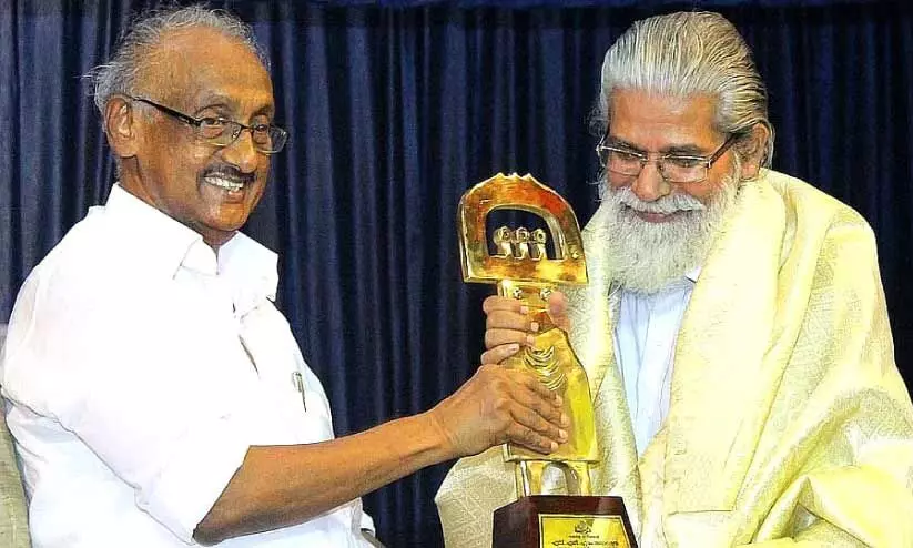 മന്ത്രി കെ.സി. ജോസഫിൽനിന്ന് അവാർഡ് സ്വീകരണം