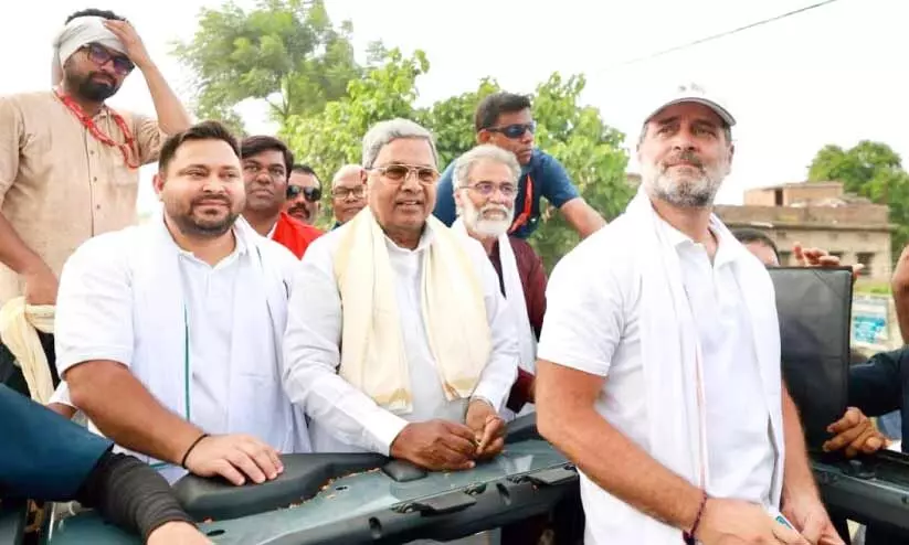 ബിഹാറിൽ രാഹുൽ ഗാന്ധി നടത്തിയ വോട്ടർ അധികാർ യാത്രയിൽ തേജസ്വി യാദവ്, കർണാടക മുഖ്യമന്ത്രി സിദ്ധരാമയ്യ, യോഗേന്ദ്ര യാദവ് തുടങ്ങിയവർ