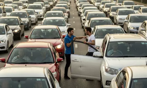 ഡ്രൈ​വ​ർ​മാ​ർ ക്ഷ‍മ​യോ​ടെ വാ​ഹ​ന​മോ​ടി​ക്ക​ണം; പ്ര​കോ​പ​ന​പ​ര​മാ​യ പെ​രു​മാ​റ്റ​ങ്ങ​ളും ദേ​ഷ്യ​വും നി​യ​ന്ത്രി​ക്കാ​ൻ നി​ർ​ദേ​ശം