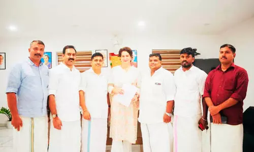 പ്ര​വാ​സി​ക​ളു​ടെ വി​ഷ​യ​ങ്ങ​ളി​ൽ ന​ട​പ​ടി സ്വീ​ക​രി​ക്ക​ണം; പ്രി​യ​ങ്ക ഗാ​ന്ധി എം.​പി​ക്ക് നി​വേ​ദ​നം ന​ൽ​കി