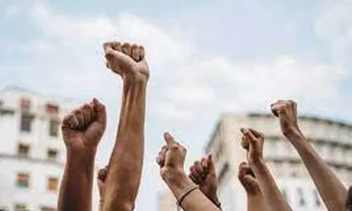 ശമ്പളകുടിശ്ശിക: സെക്രട്ടേറിയറ്റ്​   മാർച്ചുമായി അധ്യാപകർ