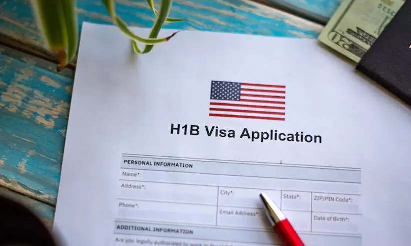 5189 എച്ച്-1ബി വിസ ലഭിച്ചതിന് പിന്നാലെ 16,000 അമേരിക്കക്കാരെ പിരിച്ചുവിട്ട് യു.എസ് കമ്പനി; ഫീസ് ഉയർത്തിയതിനെ ന്യായീകരിച്ച് ട്രംപ് ഭരണകൂടം 5189 എച്ച്-1ബി വിസ ലഭിച്ചതിന് പിന്നാലെ 16,000 അമേരിക്കക്കാരെ പിരിച്ചുവിട്ട് യു.എസ് കമ്പനി; ഫീസ് ഉയർത്തിയതിനെ ന്യായീകരിച്ച് ട്രംപ് ഭരണകൂടം